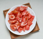 盘中新鲜切块的红色番茄