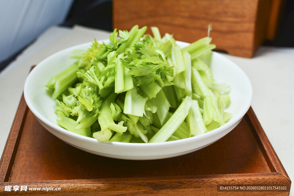 新鲜莴笋切丝装盘