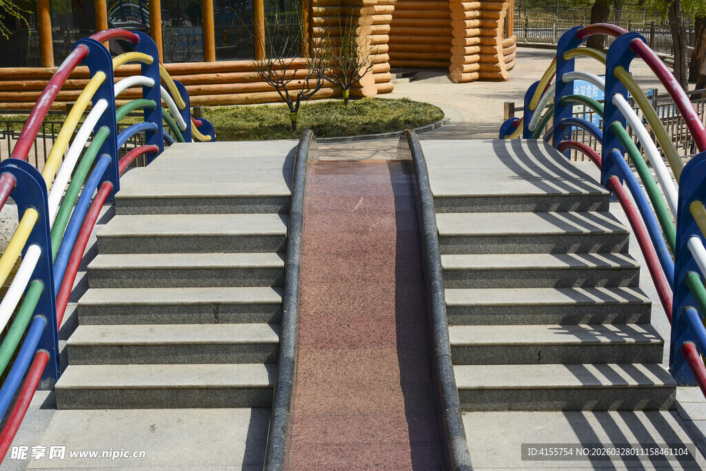 彩色栏杆装饰的户外台阶