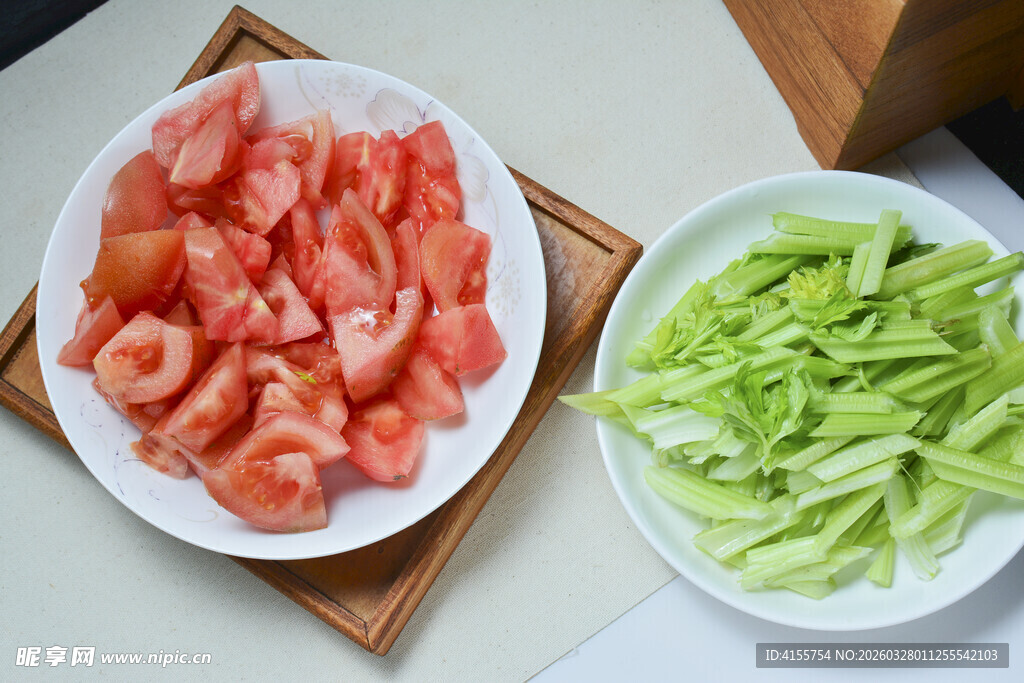 新鲜肉片与翠绿蔬菜