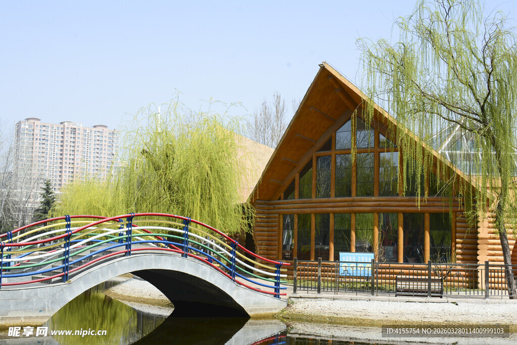 湖畔木屋与彩色拱桥景观
