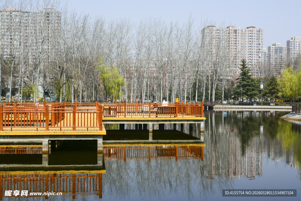 湖畔木质栈道风景如画