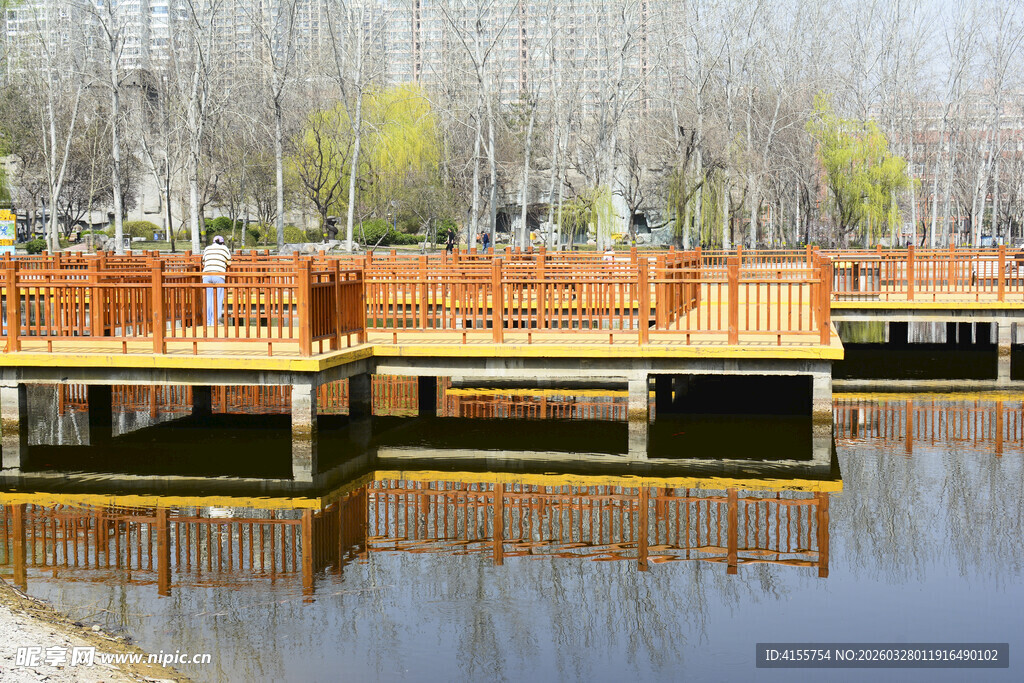 湖畔木质栈道的宁静景致
