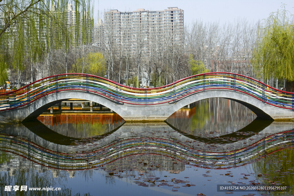 彩虹桥横跨平静水面