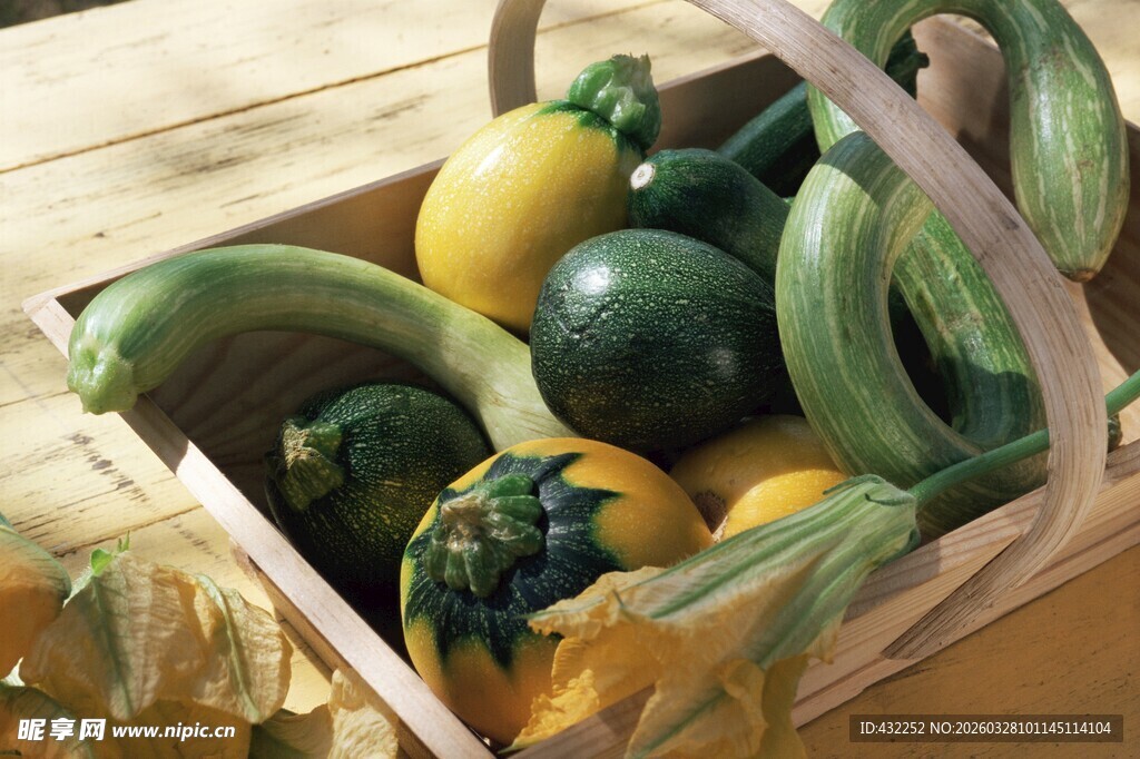 木篮中的多彩新鲜蔬菜