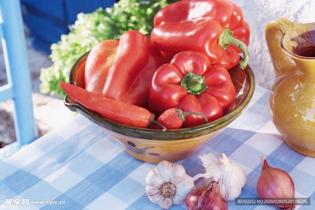 碗中多彩蔬菜与陶罐