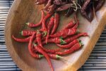 木盘里的新鲜红辣椒