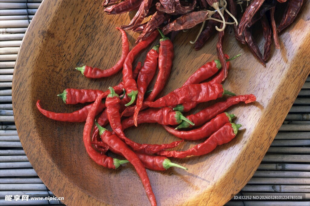 木盘里的新鲜红辣椒