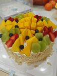 多彩水果装饰的美味蛋糕