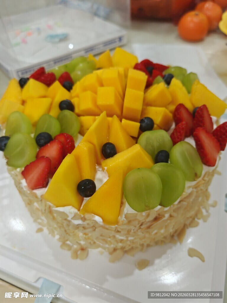 多彩水果装饰的美味蛋糕