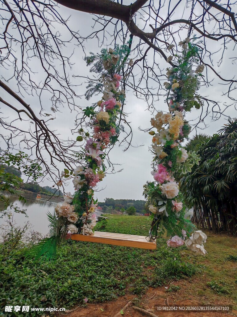 户外浪漫花卉装饰秋千