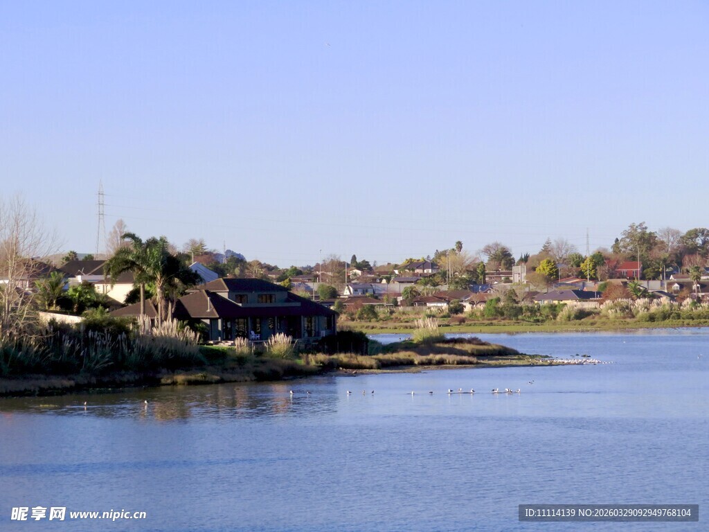 宁静海滨小镇景致