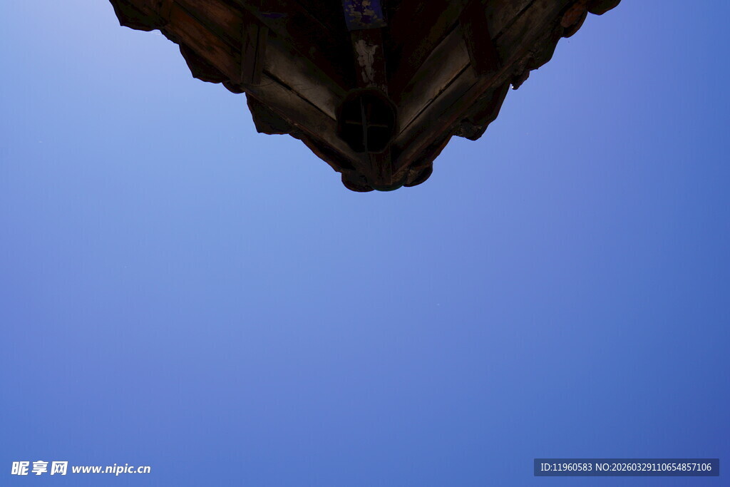 仰视古建筑屋檐一角