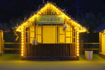 夜间亮灯的精致拍照小屋
