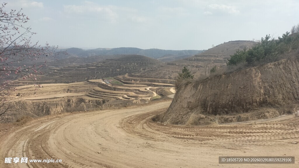 蜿蜒土路穿行于山野间