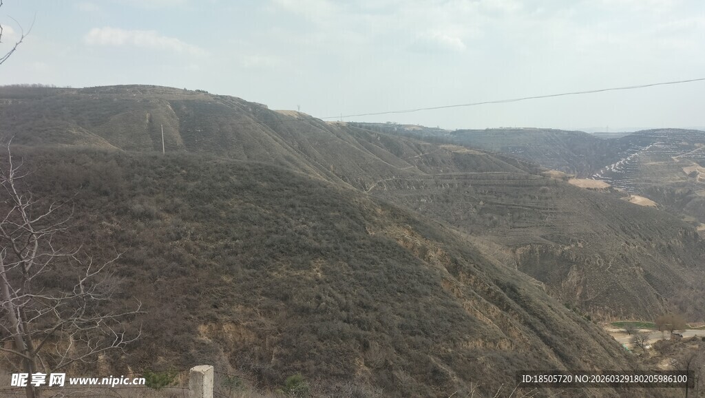 山峦起伏的壮阔自然景观