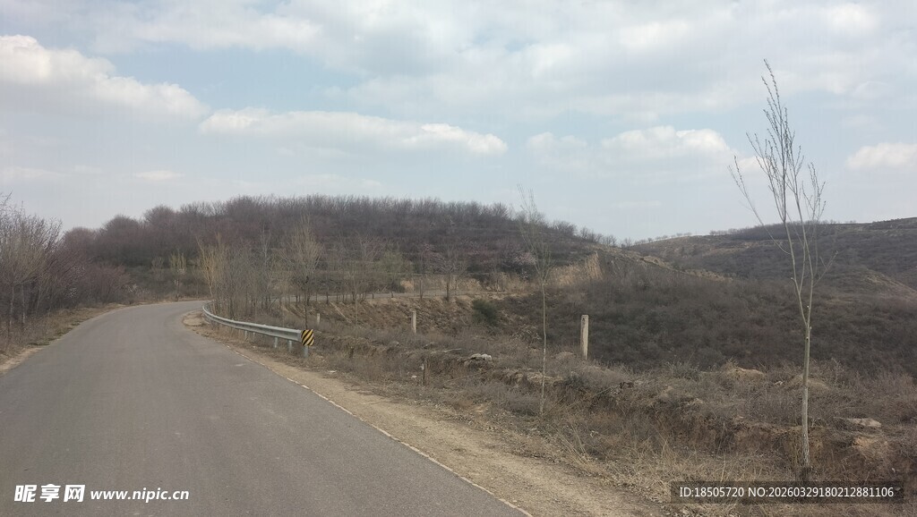 空旷乡间公路风景