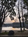 湖畔黄昏景