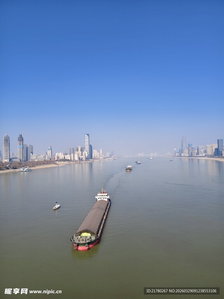 港口水域与船只景象