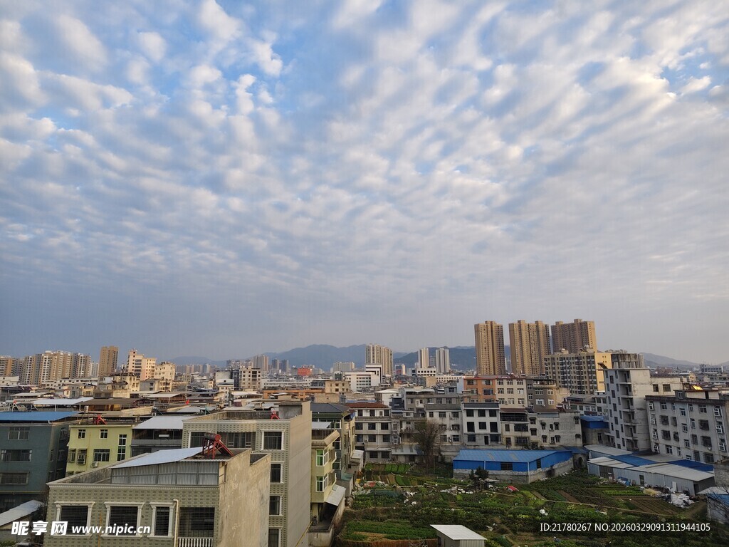 城市天际线与蓝天白云景观