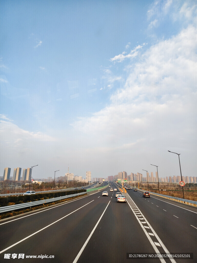 宽阔公路延伸向远方