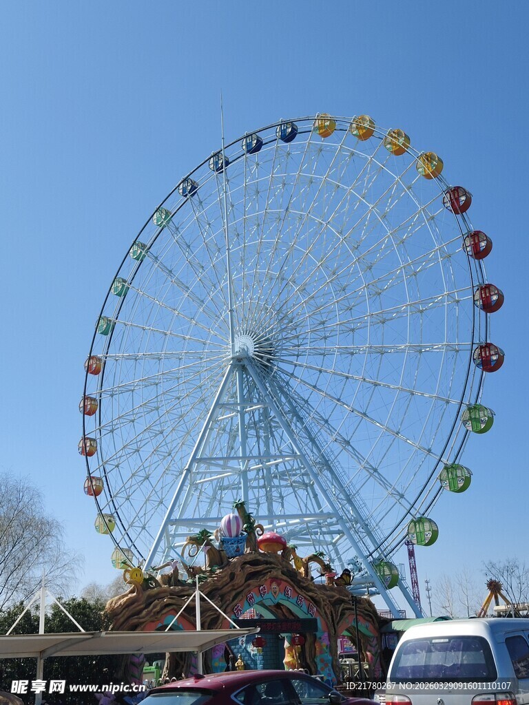 游乐园里的彩色摩天轮