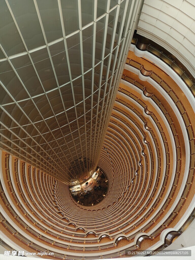 俯瞰旋转木质楼梯