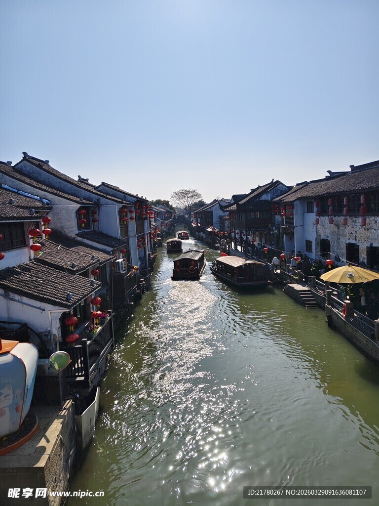 江南水乡河道上的古朴景致