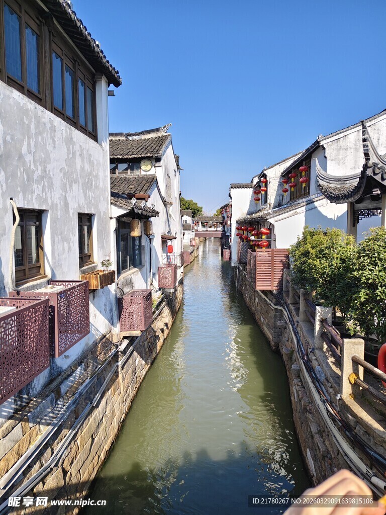 江南水乡小巷中的河道