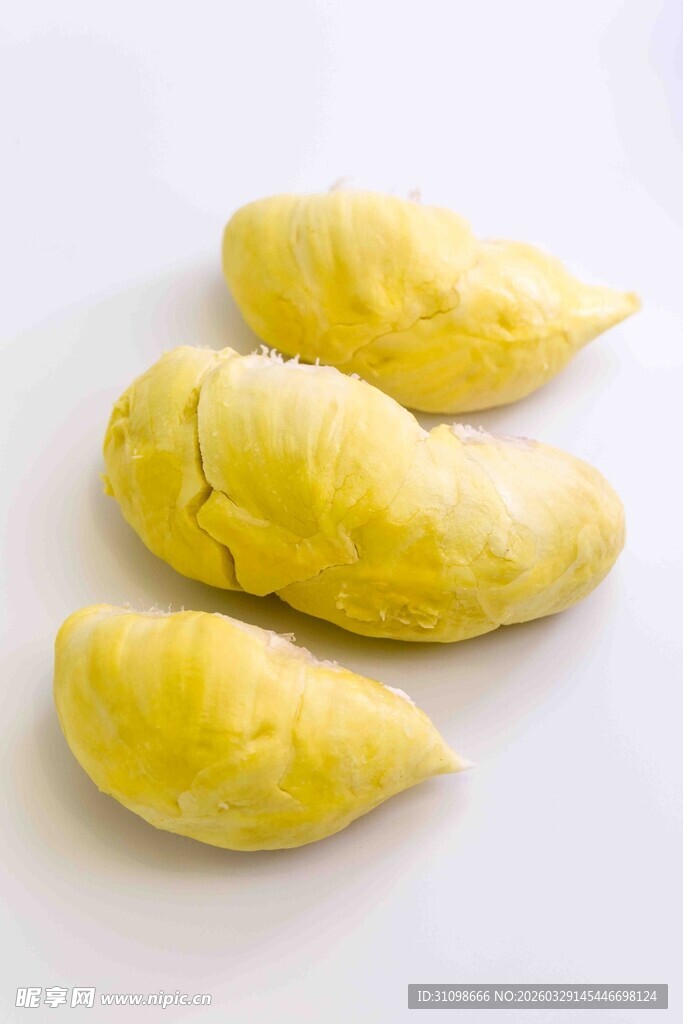 三颗美味的剥开榴莲果肉