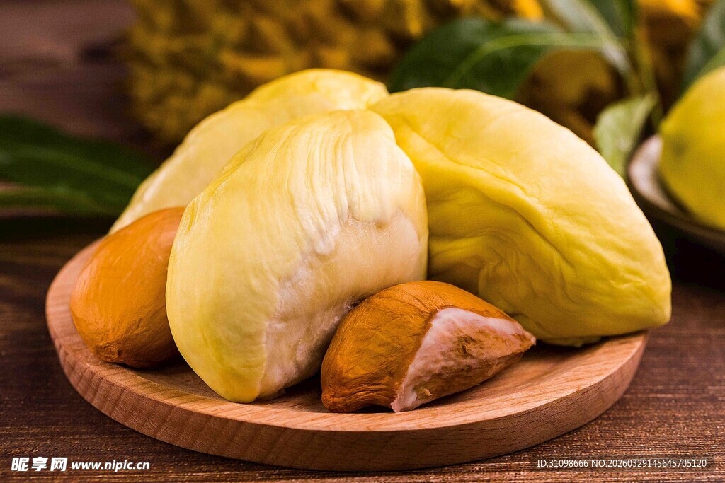 木盘里的美味榴莲果肉