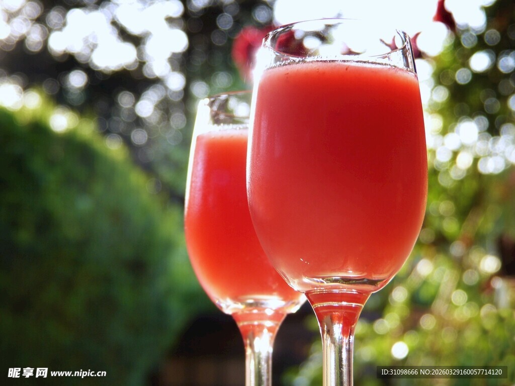 两杯鲜榨红色果汁饮品