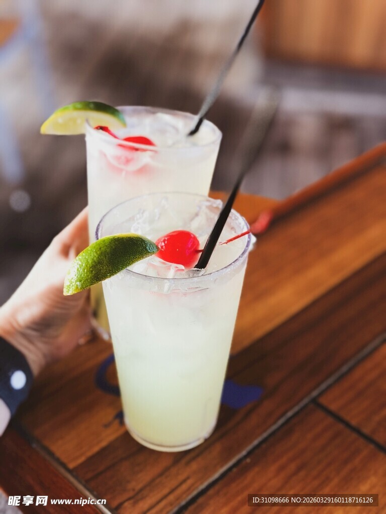 手持清新美味鸡尾酒