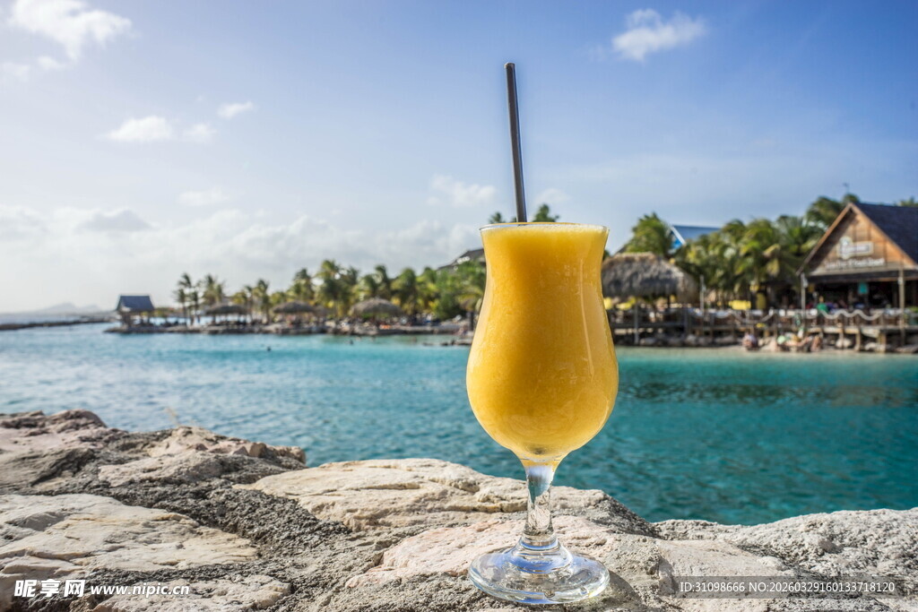 海边美景中的美味芒果饮品