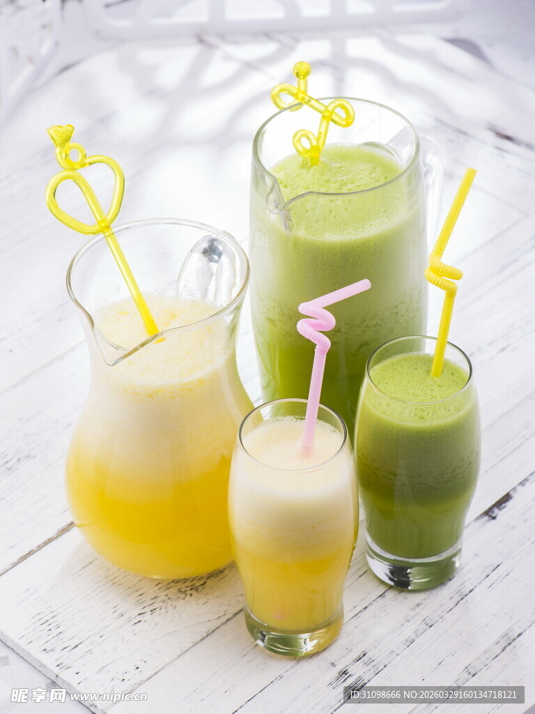 多彩鲜榨果汁饮品展示