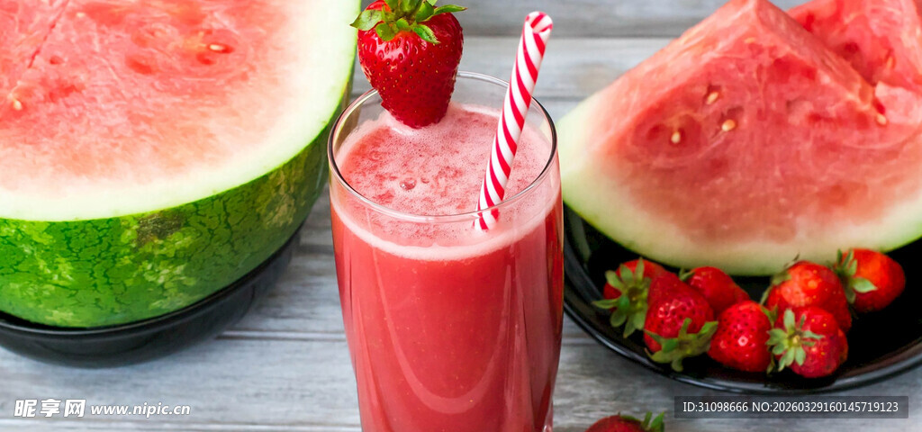 西瓜草莓饮品与鲜果组合