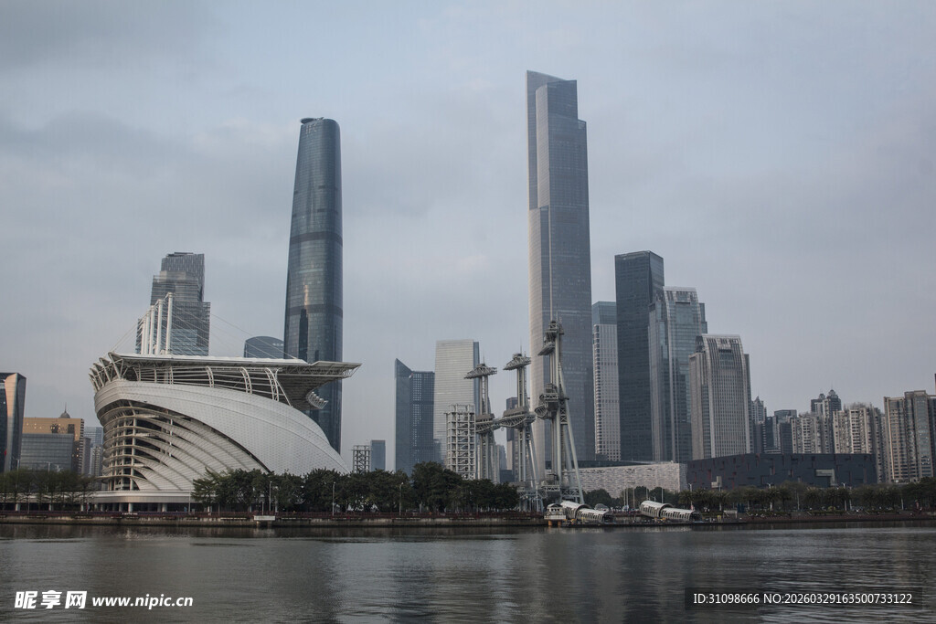 城市河畔的摩天建筑群