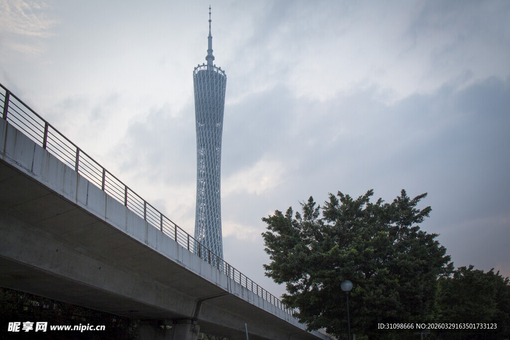 桥上视角的广州塔景观