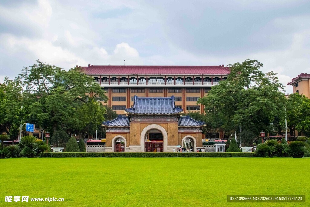 古典建筑前的葱郁绿地