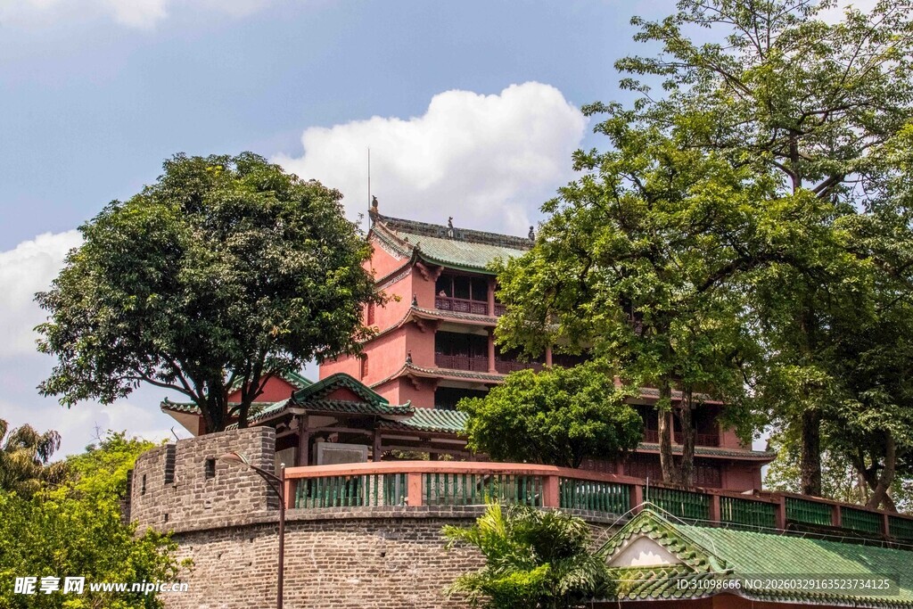 古雅中式建筑隐于绿树间