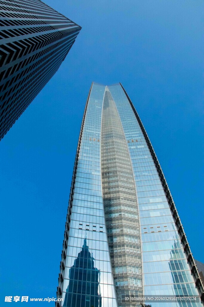 摩天大楼矗立蓝天之下