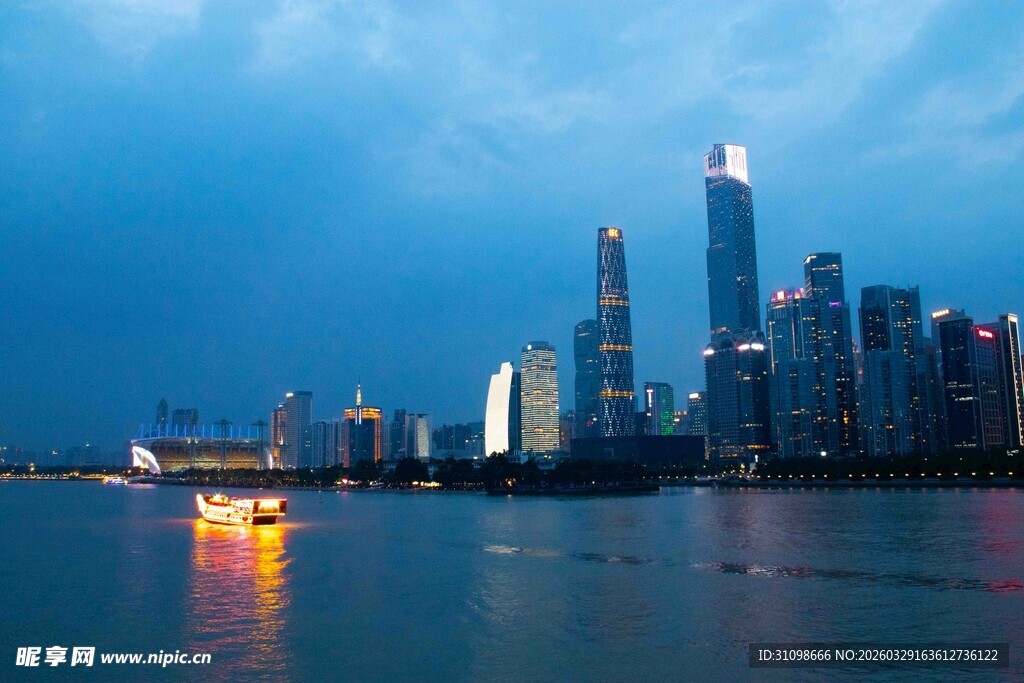 城市河畔夜景璀璨风光