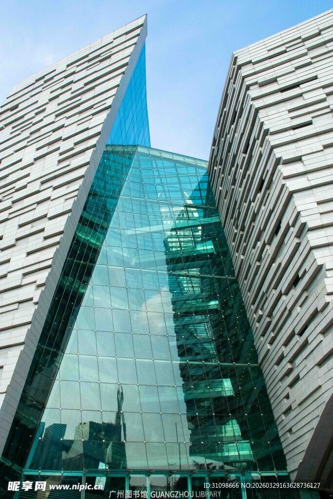 现代玻璃与金属质感建筑