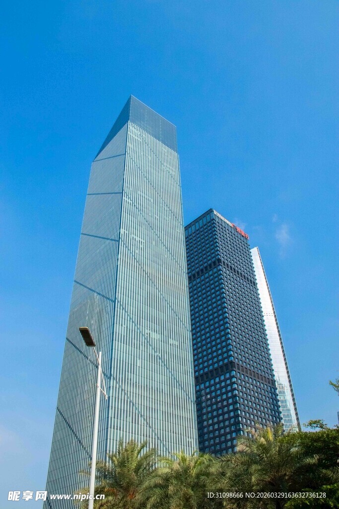 现代摩天大楼与蓝天绿植