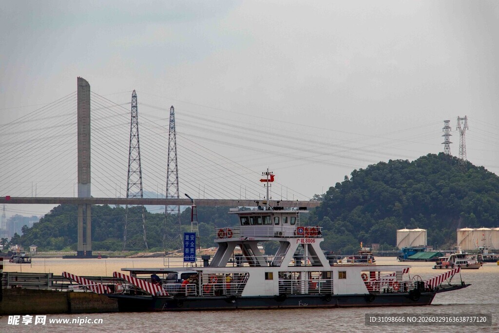 江边停泊的船只与远处桥梁