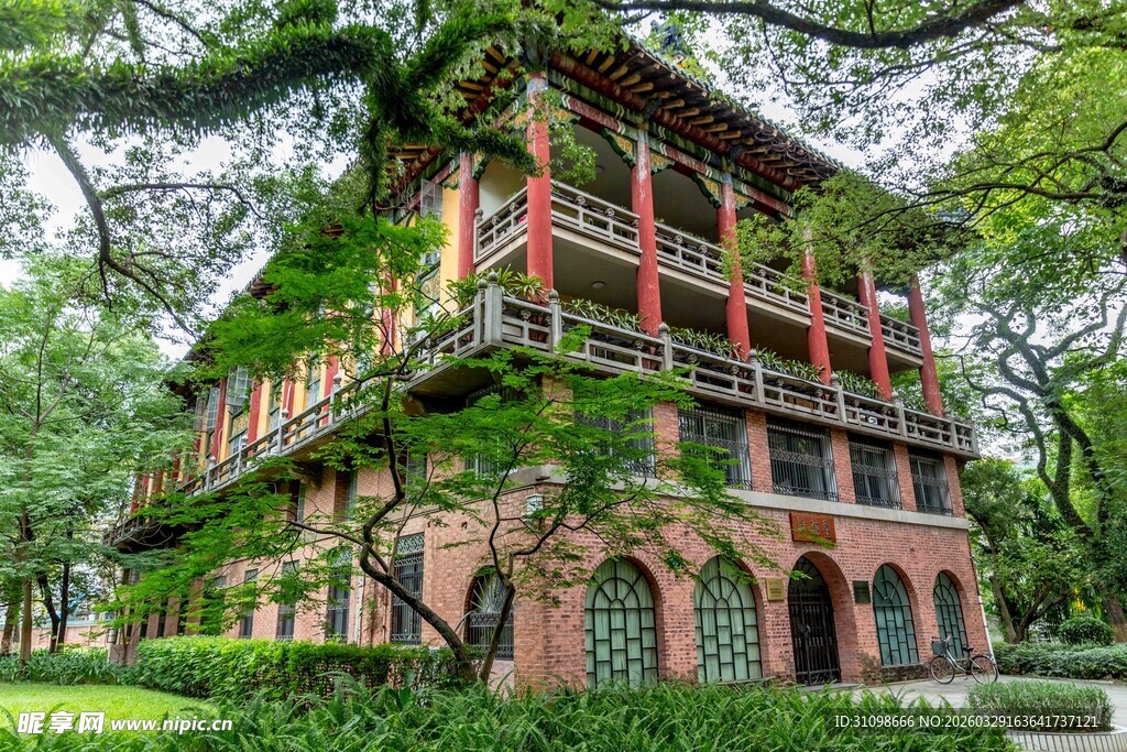 绿植环绕的复古两层建筑