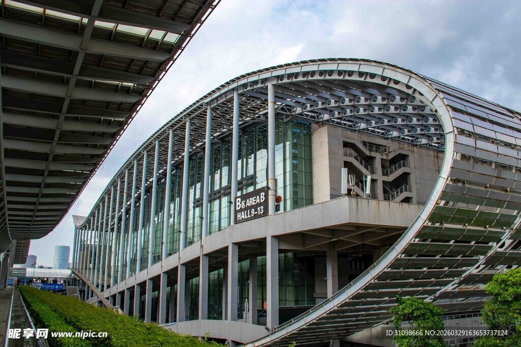 现代弧形建筑外观展示