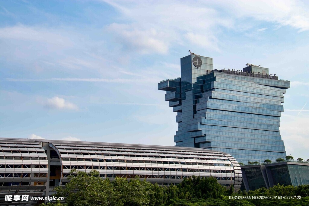 现代高楼与周边建筑景观