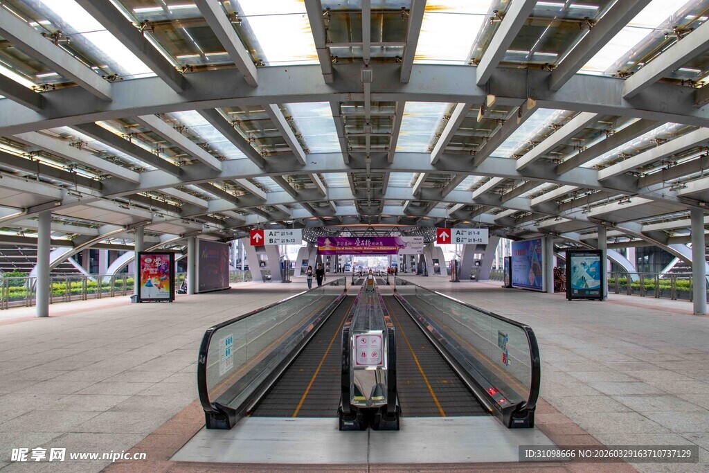 现代地铁站内的自动扶梯