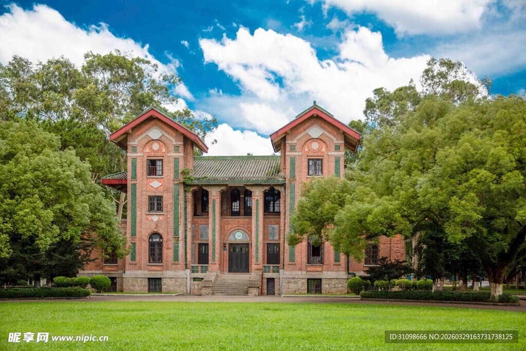 古典红建筑前的葱郁草坪